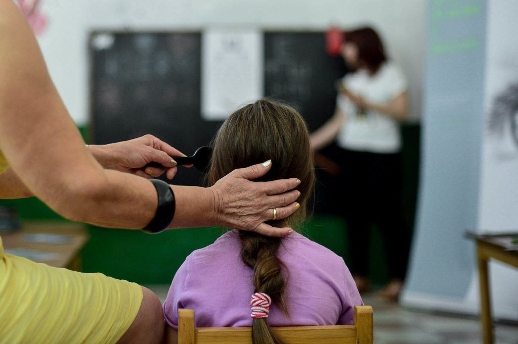 Πρόγραμμα "Υγιή μάτια για επιτυχημένη εκπαίδευση" του Τιτάνα Αλβανίας: εικόνα εξέτασης των ματιών ενός νεαρού κοριτσιού