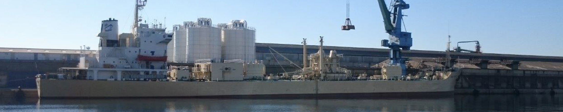 Βιώσιμης διαχείρισης της εφοδιαστικής αλυσίδας: εικόνα πλωτού σταθμού διανομής τσιμέντου Τιτάνα στην Γαλλία
